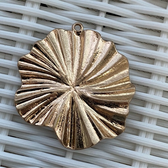 Set of 23 Gold Textured Metal Pendants Size XS - Picture 11 of 16